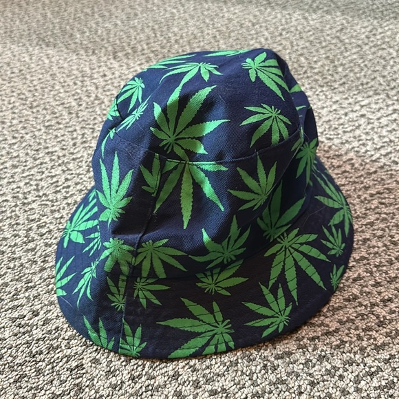 7 Assorted Hats - Picture 2 of 8